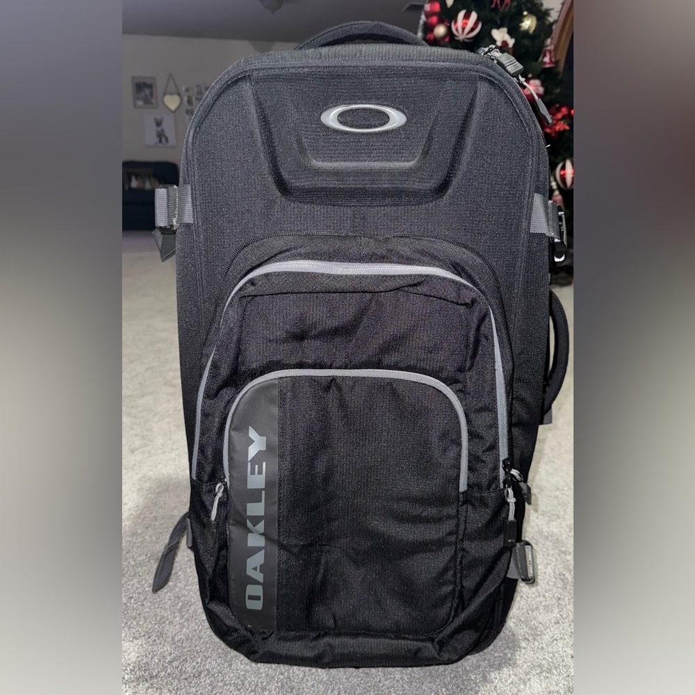 Rare Large Oakley Gear Bag 30" Rolling Luggage Duffle
Suitcase Tactical Travel